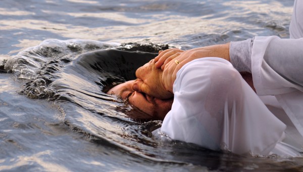 É verdade que após o batismo, não pecamos mais? E por isso, somos ensinados a não orarmos pedindo perdão?
